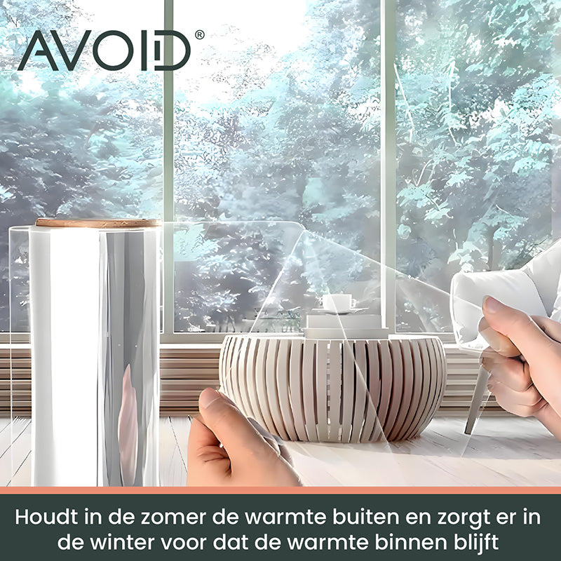 Een witte raamlijst met een transparante, lichtgekleurde privacyfolie die zichtbaar is op het glas. De folie biedt privacy en zorgt voor diffuus licht in woonruimtes.