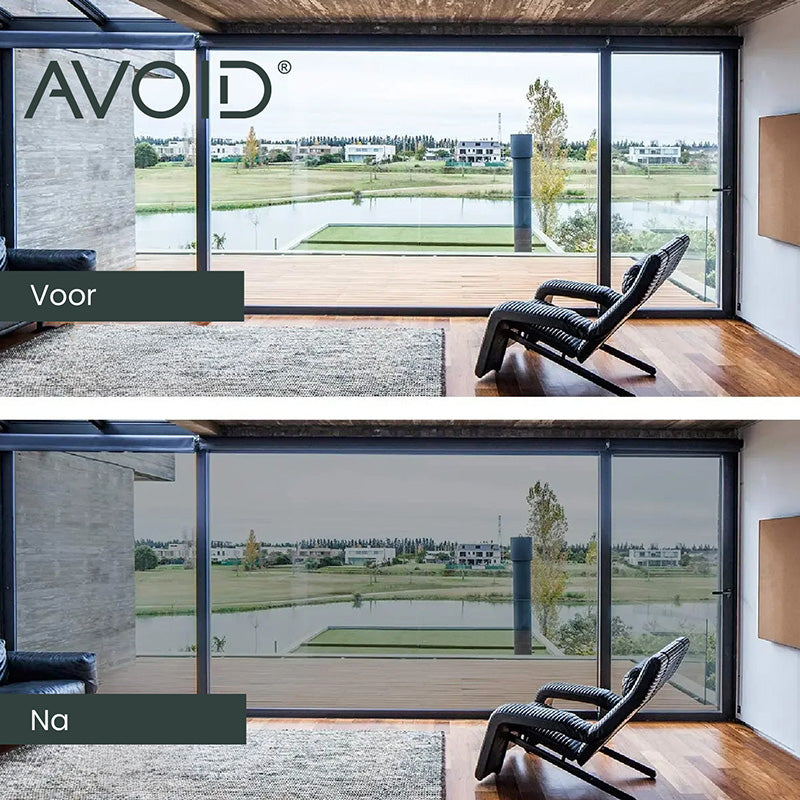 Een witte raamlijst met een helder glaspaneel, waarachter een zachte groene tuin zichtbaar is. Transparante privacyfolie voor ramen, ideaal voor zonbescherming en privacy in woonruimtes.