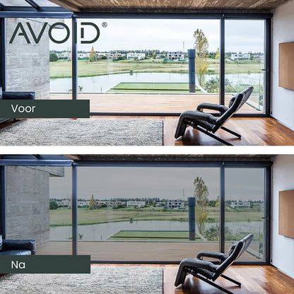 Een witte raamlijst met een helder glaspaneel, waarachter een zachte groene tuin zichtbaar is. Transparante privacyfolie voor ramen, ideaal voor zonbescherming en privacy in woonruimtes.