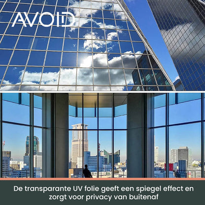 Donkergrijze, matte vensterfolie op een wit kozijn, zacht gefilterd zonlicht en groene bomen op de achtergrond. Ideaal voor privacy en zonbescherming in woon- en kantoorruimtes.