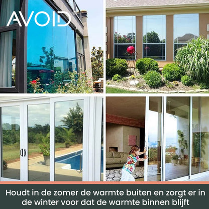 Zwart, mat glasfolie op een wit raamkozijn, zacht gefilterd zonlicht. Perfect voor privacy en lichtregulatie in woon- en kantoorruimtes.