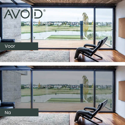 Donkergrijze, matte vensterfolie op een wit kozijn, zacht gefilterd zonlicht en groene bomen op de achtergrond. Ideaal voor privacy en zonbescherming in woon- en kantoorruimtes.