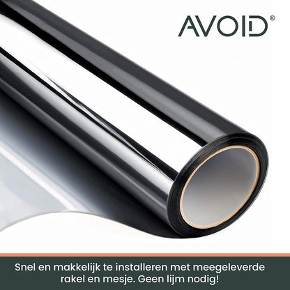Donkergrijze, matte vensterfolie op een wit kozijn, zacht gefilterd zonlicht en groene bomen op de achtergrond. Ideaal voor privacy en zonbescherming in woon- en kantoorruimtes.