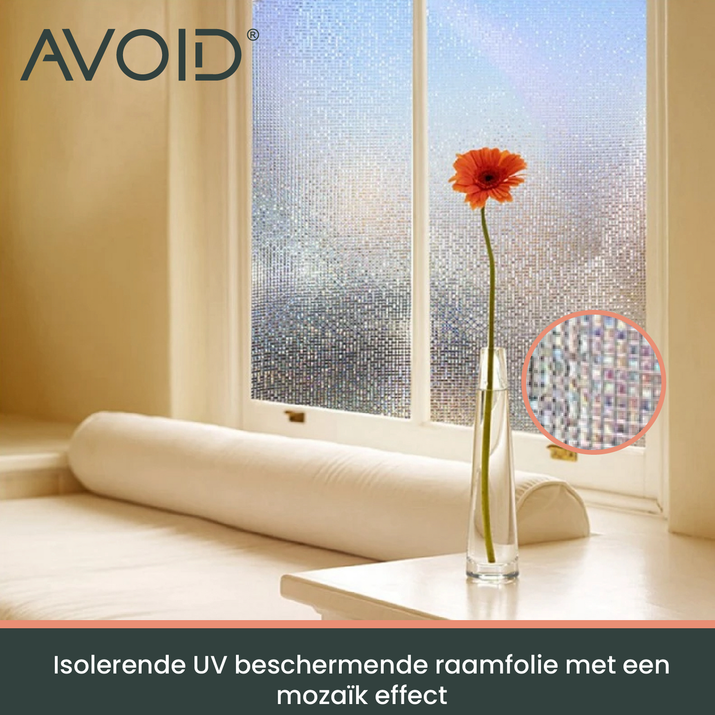 Een zichtbaarheidsscherm met iriserende, vierkante tegeltjes op een witte raamlijst, dat zacht licht doorlaat en privacy biedt voor ramen en glazen deuren. Perfect voor zonbescherming en privacy in woon- en kantoorruimtes.