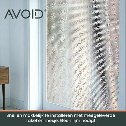Zichtbare glazen privacyfolie met kleurrijke, iriserende vierkante patronen, geplakt op een wit kozijn. Verhult privacy met stijl voor ramen en glazen deuren.