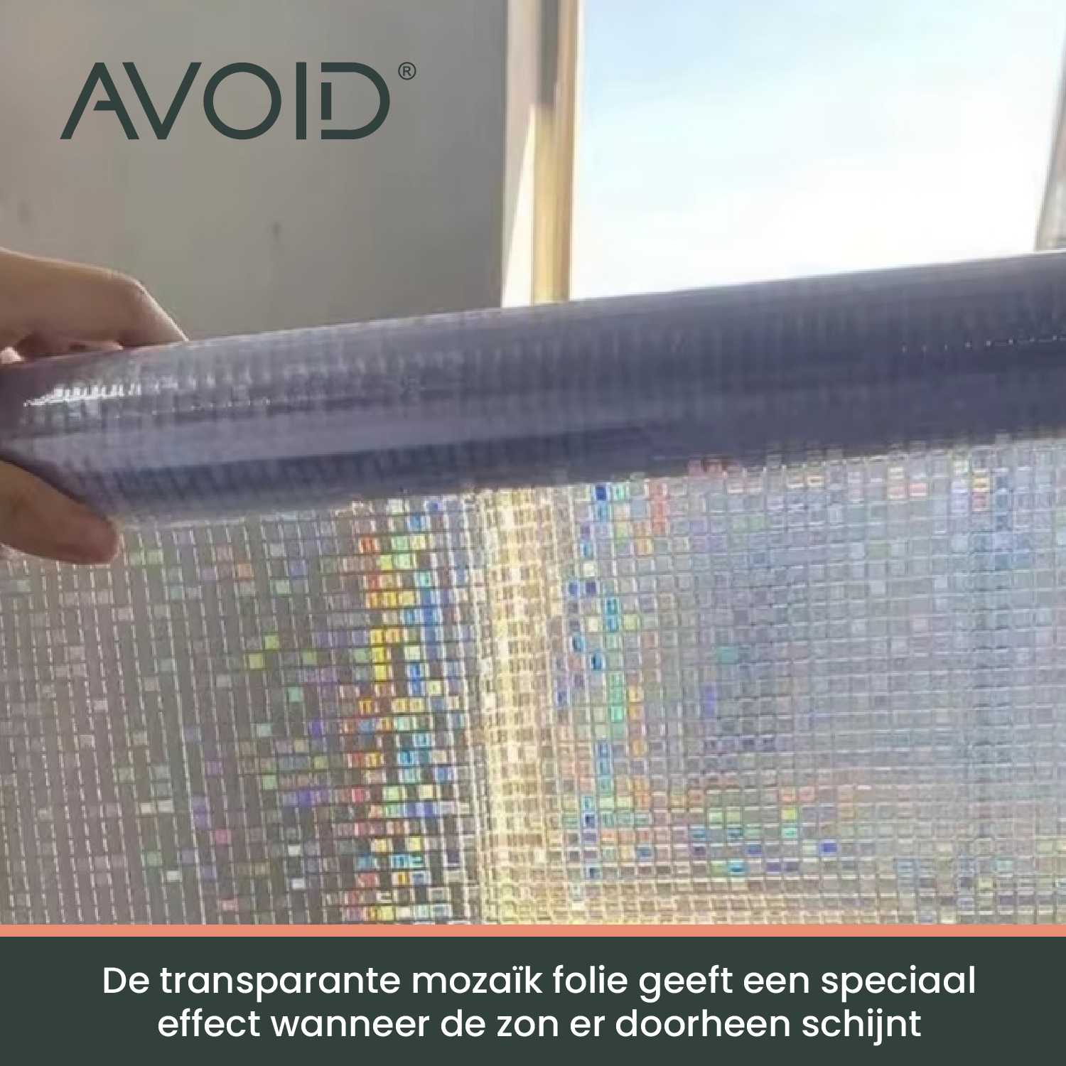 Een zichtbaarheidsscherm met glinsterende, kleurrijke vierkante tegels bedekt een raam, zodat privacy wordt gegarandeerd zonder licht te blokkeren. Perfect voor kantoor- of woonruimtegebruik met een stijlvolle, moderne uitstraling.