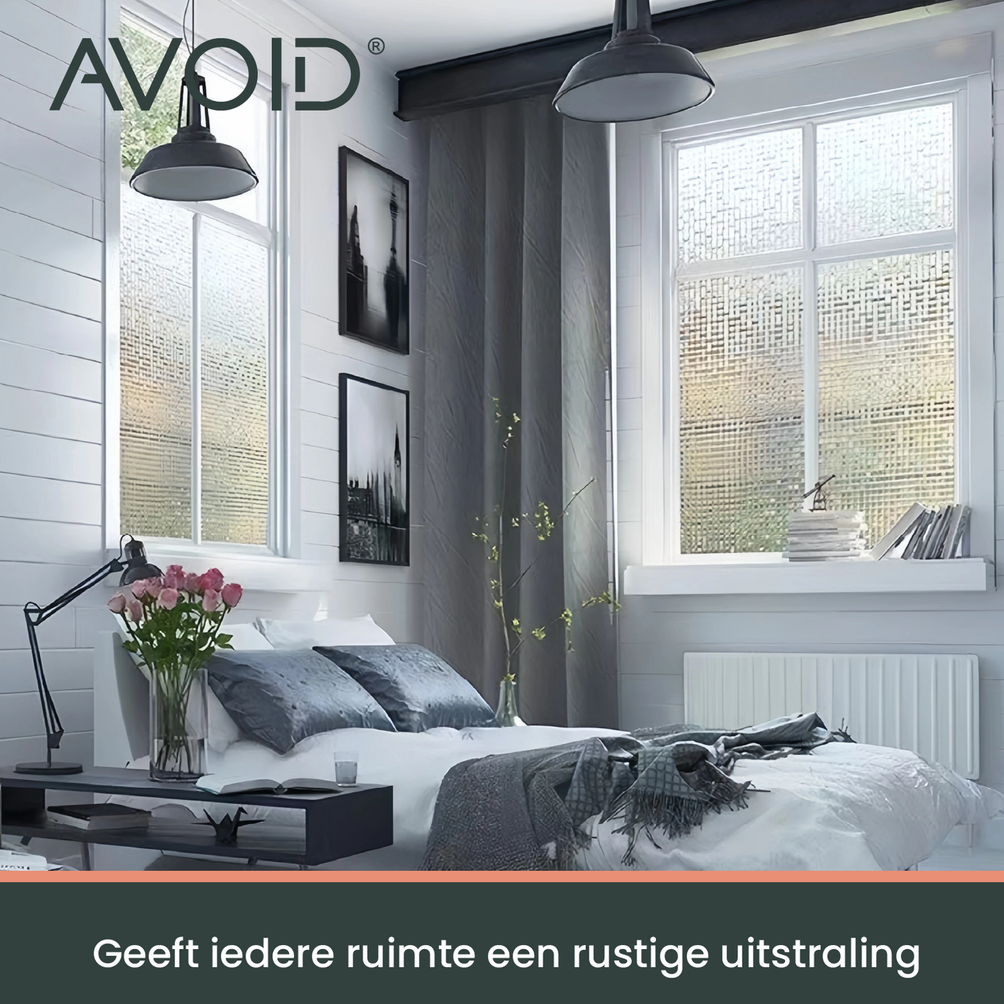 Een zichtbaarheidsscherm met kleurrijke, glinsterende vierkante tegels bedekt een raam, waardoor zonlicht wordt gedempt zonder volledige privacy te verliezen. Ideaal voor zonbescherming en privacy in woon- of kantoorruimtes.