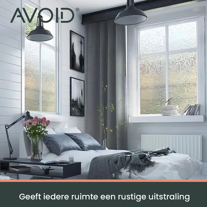 Een zichtbaarheidsscherm met kleurrijke, glinsterende vierkante tegels bedekt een raam, waardoor zonlicht wordt gedempt zonder volledige privacy te verliezen. Ideaal voor zonbescherming en privacy in woon- of kantoorruimtes.