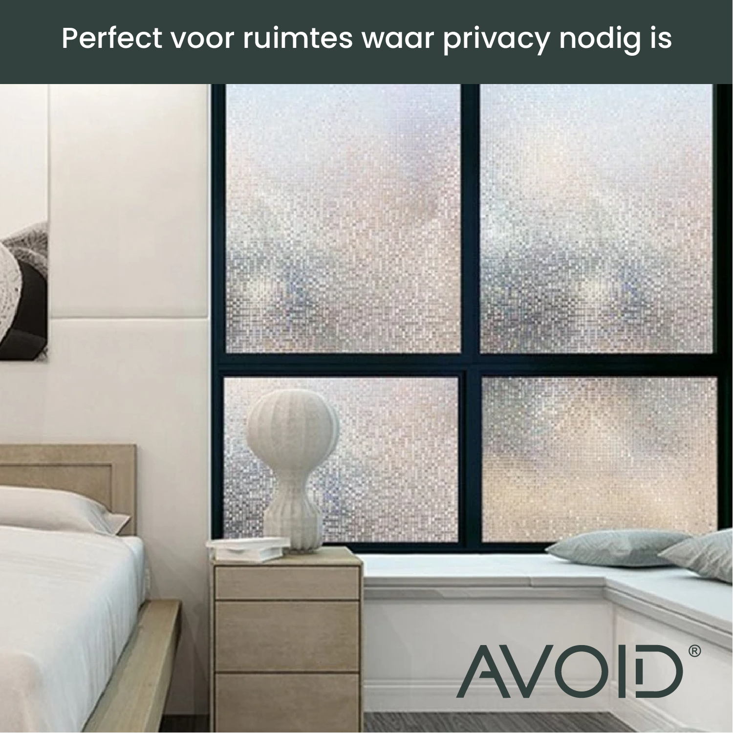 Folie met glinsterende, kleurrijke vierkantjes bedekt een raam, zachtjes verduisterend en privacy biedend. Perfect voor zonbescherming en een stijlvolle, moderne uitstraling in woon- of kantoorruimtes.