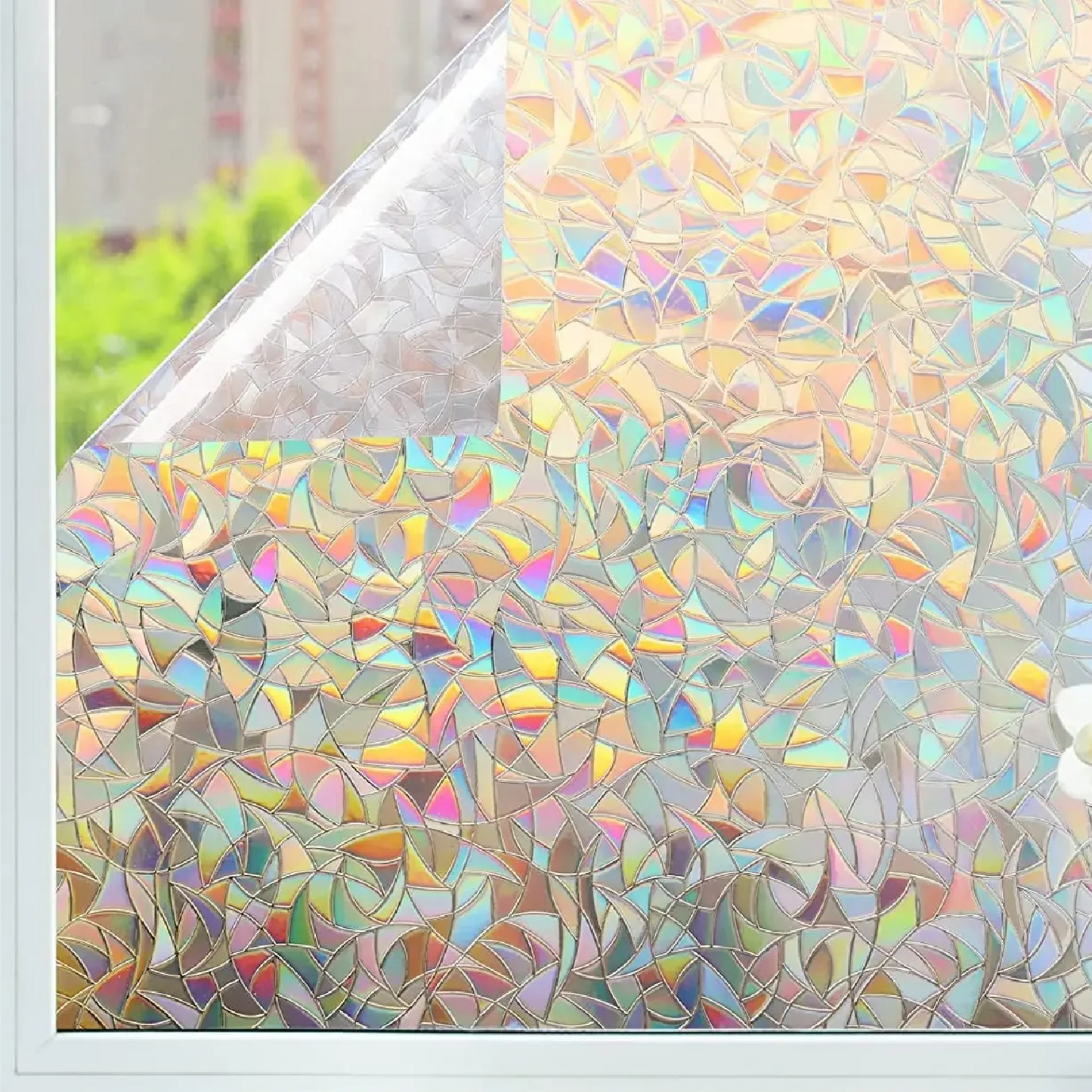 Een zilverkleurige, glinsterende glasfolie met abstracte, veelhoekige patronen bedekt een venster. Deze privacyfolie biedt zichtbescherming en zorgt voor een stijlvol, modern interieur.