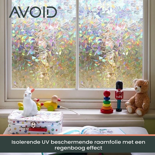 Een zilverkleurige, glinsterende glasfolie met abstracte, veelhoekige patronen bedekt het onderste deel van een wit raam. Perfect voor privacy en lichtdoorlatendheid in woon- of kantoorruimtes.