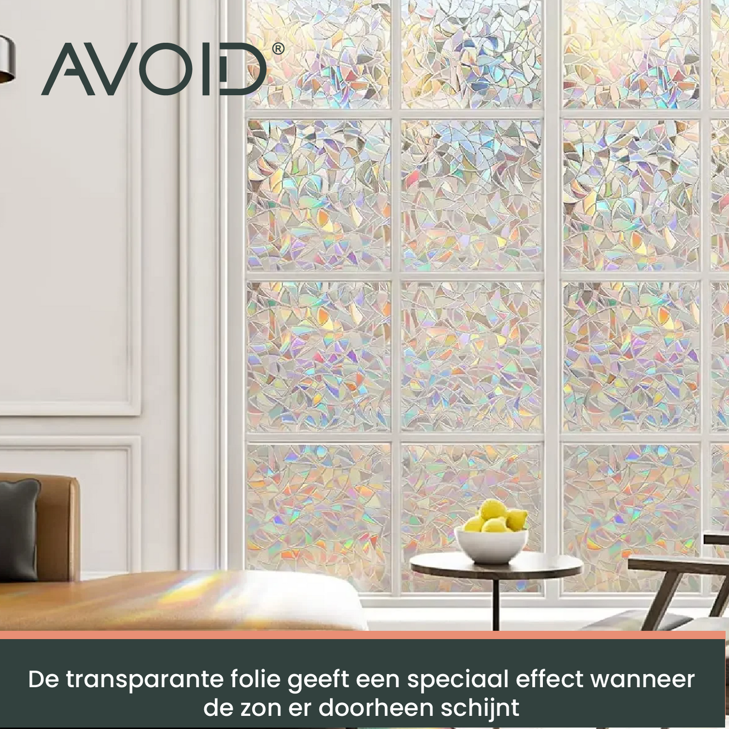 Een glazen privacyfolie met iriserende, geometrische patronen in zachte pastelkleuren, geplaatst op een wit raamkozijn voor zonlichtfiltering en privacy in woonruimtes.