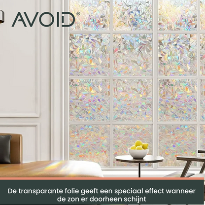 Een glazen privacyfolie met iriserende, geometrische patronen in zachte pastelkleuren, geplaatst op een wit raamkozijn voor zonlichtfiltering en privacy in woonruimtes.