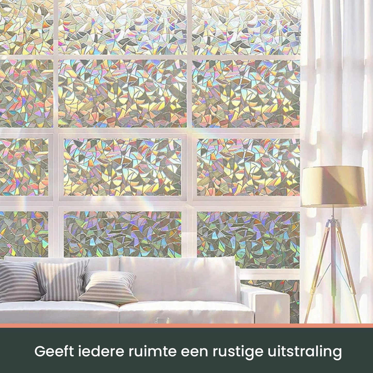 Een glazen privacyfolie met iriserende, geometrische patronen in zachte pastelkleuren, geplaatst op een wit raamkozijn voor zonlichtfiltering en privacy in woonruimtes.