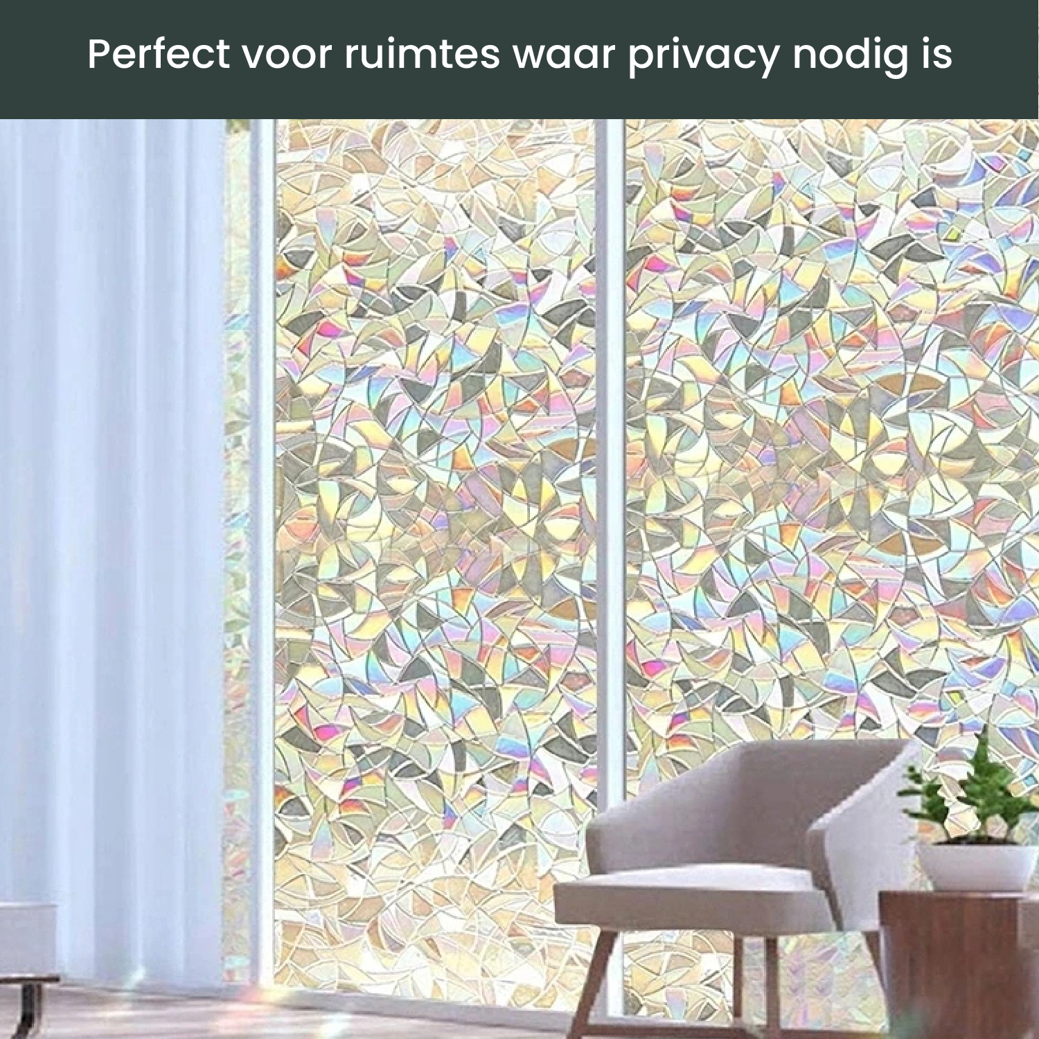 Een zilverkleurige, glinsterende glasfolie met abstracte, veelhoekige patronen bedekt een venster. Deze privacyfolie biedt zichtbescherming en zorgt voor een stijlvolle, lichtdoorlatende decoratie.