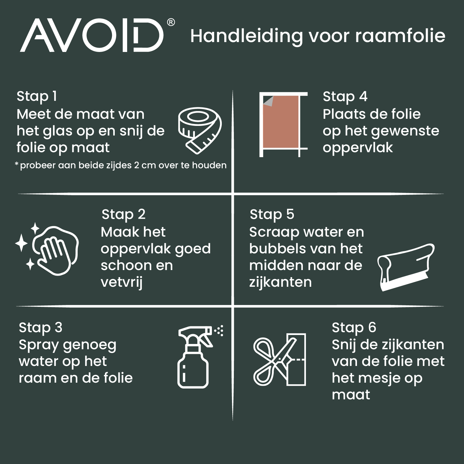 Een zilverkleurige, glinsterende glasfolie met abstracte, veelhoekige patronen bedekt een venster. Deze privacyfolie biedt zichtbescherming en zorgt voor een stijlvolle, moderne uitstraling.