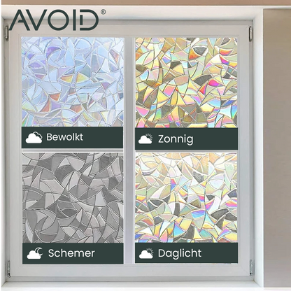 Een glazen vensterfolie met iriserende, geometrische patronen in zachte pastelkleuren, geplaatst op een wit kozijn voor privacy en decoratieve zonbescherming. Ideaal voor kantoor- en woonruimtes.