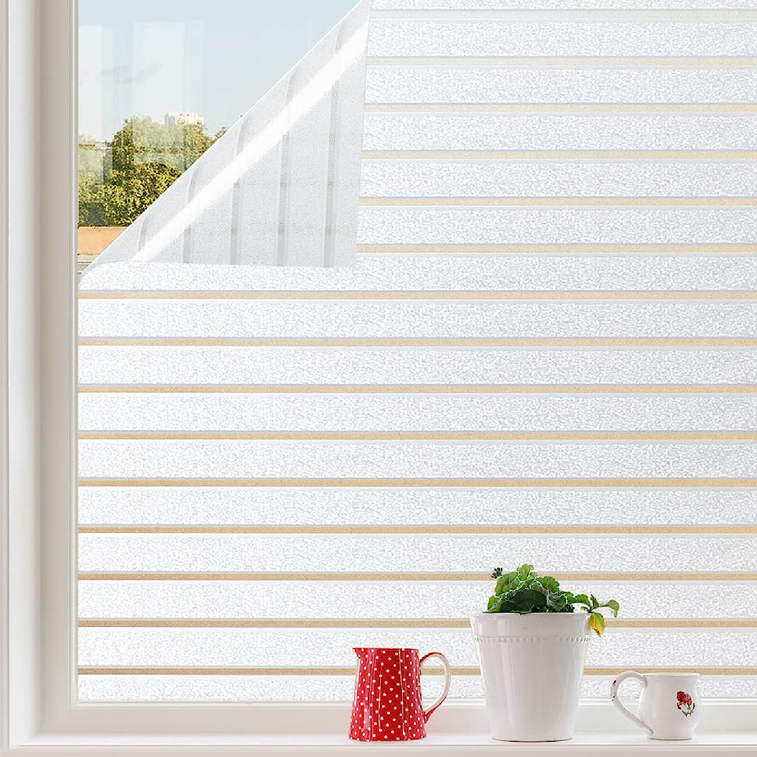 Wit horizontale glasfolie met mat afwerking op een raam, zacht gefilterd zonlicht en groene bomen op de achtergrond. Ideaal voor privacy en lichtregulatie in woon- en kantoorruimtes.