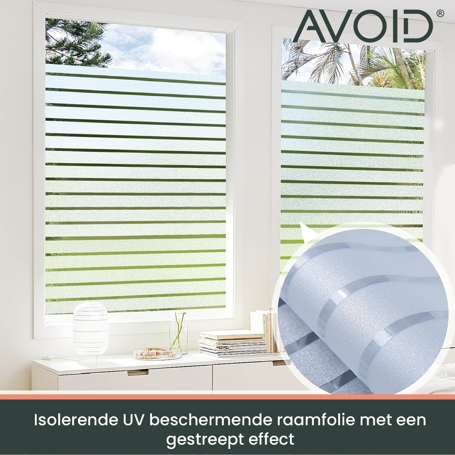 Wit horizontale privacyfolie op een raam, met zichtbare groene achtergrond. Geschikt voor privacy in kantoor- en woonruimtes, met mat glas-effect en eenvoudige installatie.