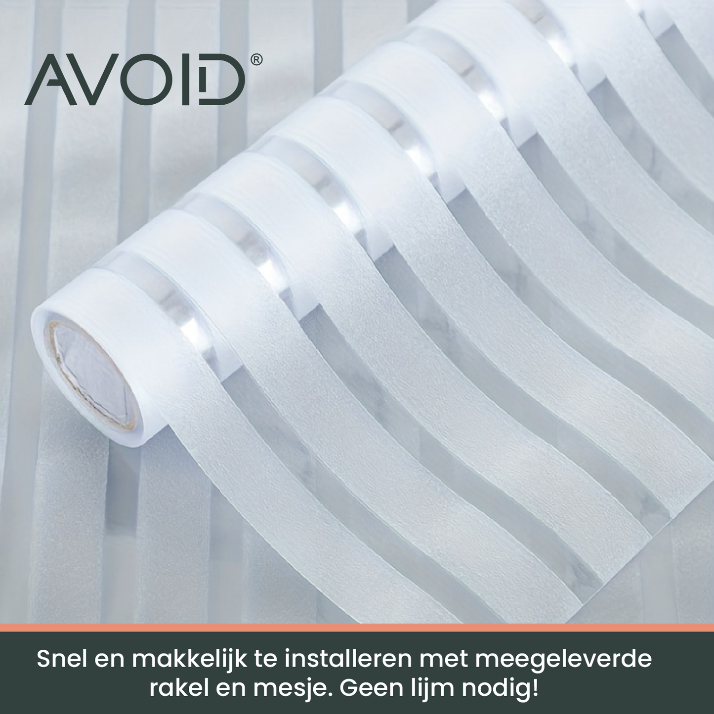 Wit horizontale glazen folie met mat afwerking op een raam, zichtbaar in een lichtgevend interieur. Ideaal voor privacy en lichtregulatie in kantoren of woonruimtes.