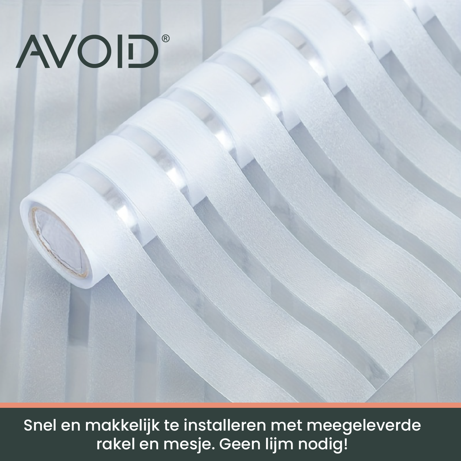 Wit horizontale glazen folie met mat afwerking op een raam, zichtbaar in een lichtgevend interieur. Ideaal voor privacy en lichtregulatie in kantoren of woonruimtes.