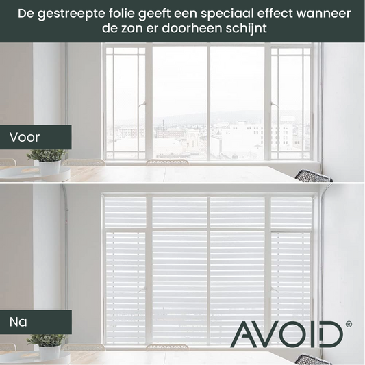 Een witte, horizontale glazenfolie met mat afwerking bedekt een raam, waardoor zonlicht wordt gedempt. Perfect voor privacy en lichtregulatie in kantoren of woonruimtes.