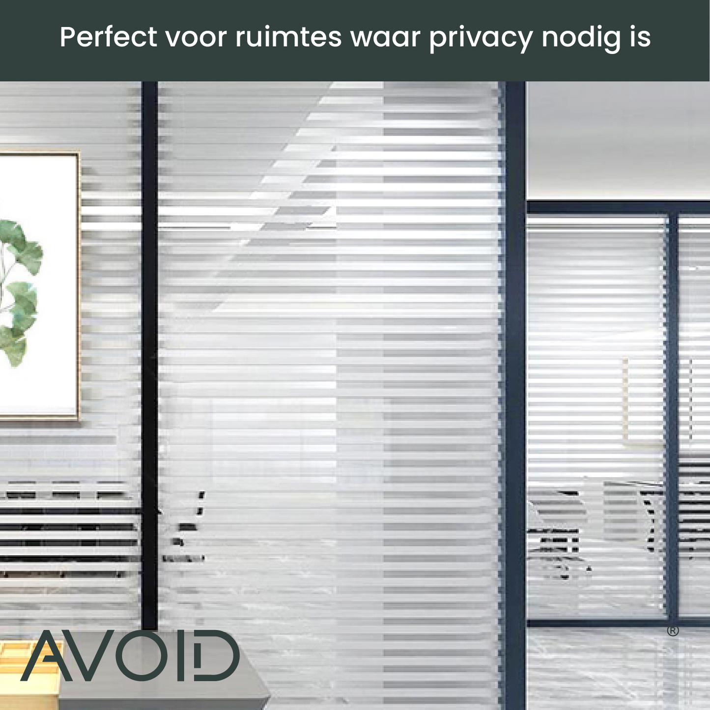 Wit horizontaal fijnstreept glasfolie op een raam, zacht mat wit met groene achtergrond. Ideaal voor privacy en lichtregulatie in kantoren en huizen.