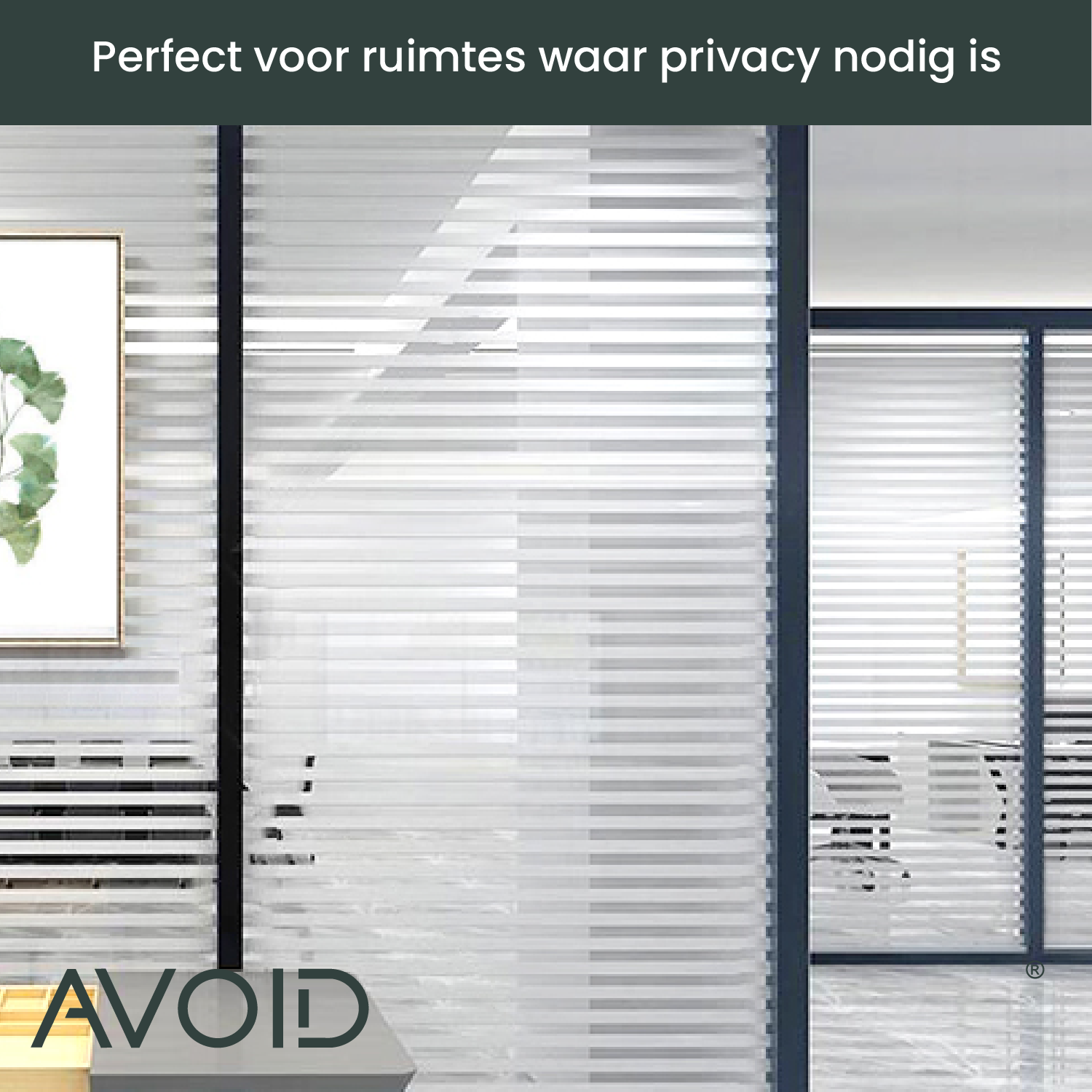 Wit horizontaal fijnstreept glasfolie op een raam, zacht mat wit met groene achtergrond. Ideaal voor privacy en lichtregulatie in kantoren en huizen.