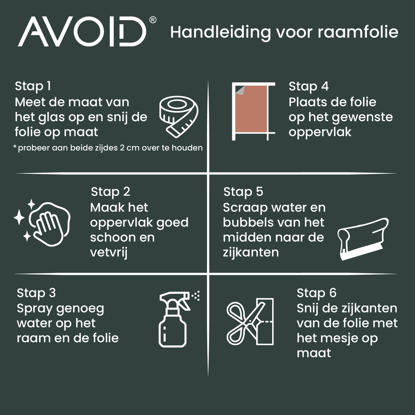 Wit horizontaal glasfolie met matte finish op een raam, zacht gefilterd zonlicht en groene bomen op de achtergrond. Ideaal voor privacy en lichtregulatie in kantoren en huizen.