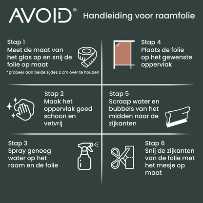 Wit horizontaal glasfolie met matte finish op een raam, zacht gefilterd zonlicht en groene bomen op de achtergrond. Ideaal voor privacy en lichtregulatie in kantoren en huizen.
