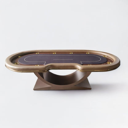 Elegante poker tafel met donkerbruin houten rand, glanzend goudkleurig frame en donkere leren speelvlak. Perfect voor casino-achtige avonden of luxe woonruimtes.