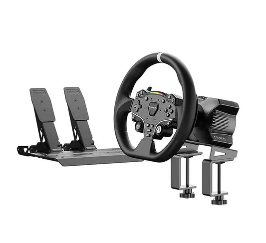 Zwart stuurwiel met multifunctionele knoppen en zichtbare pedalen, geïntegreerd in een robuust metalen frame. Ideaal voor realistische race-game-ervaring en professionele simulaties.
