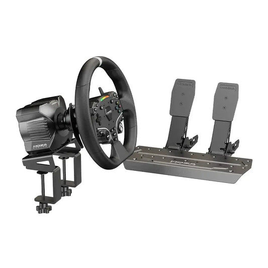Zwart stuurwiel met multifunctionele knoppen en zichtbare pedalen, geïntegreerd in een robuust metalen frame. Ideaal voor realistische race-game-ervaringen en professionele simulaties.