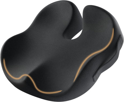 Zwarte, ergonomische zitkussen met textieloppervlak en warmtegeleidende lijnen, ontworpen voor comfort bij langdurig zitten. Ideaal voor kantoor- en thuisgebruik met ondersteuning voor de zitbeenderen.