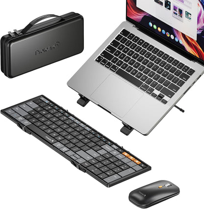 Zwart, vouwbare toetsenbord met oranje functietoetsen, naast een laptop en een draadloze muis. Geïntegreerd in een set voor mobiele werking en reisgebruik.