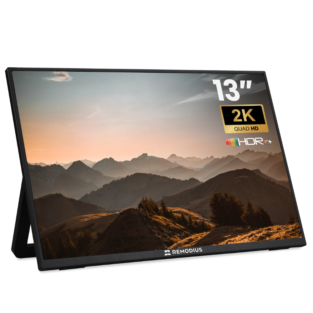 Een 13-inch Remodius 2K Quad HD monitor met HDR10+ ondersteuning, zwart frame, toont een berglandschap. Ideaal voor gaming en multimedia-ervaringen met scherpe details en rijke kleuren.