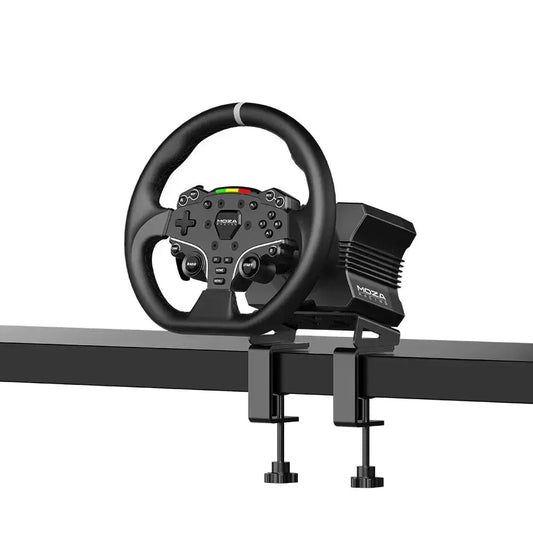 Zwart MOZA racingstuur met geïntegreerde pedalen, geschikt voor PC-gaming. Realistisch ontwerp met textuur en knoppen voor optimale simulatie.