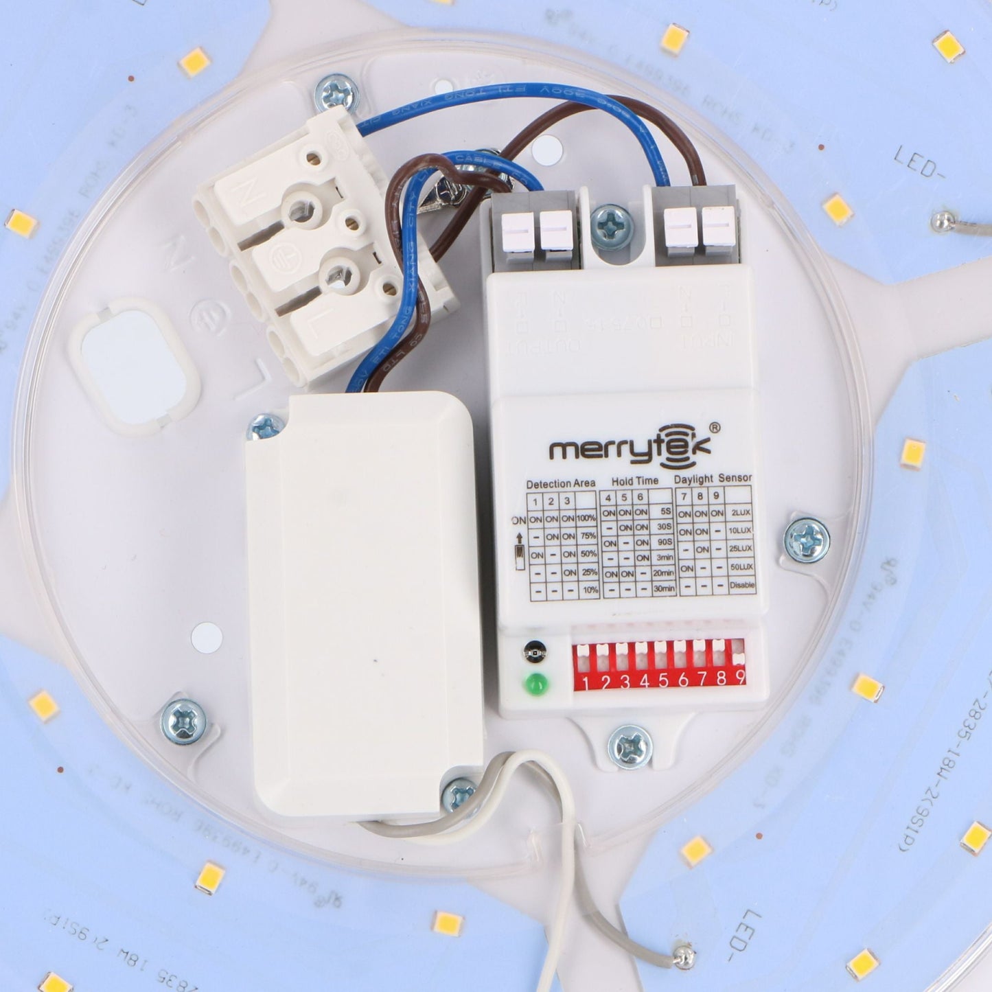 Een witte, ronde plafondlamp met een gladde, mat-witte diffuser en een zilverkleurige rand. Geschikt voor moderne interieurs en als energiezuinige verlichting in woon- en werkkamers.