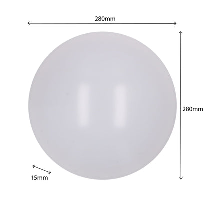 Een witte, ronde plafondlamp met een glanzende, mat-wit diffuser en een zilverkleurige rand. Geschikt voor moderne interieurs en als energiezuinige verlichting in woon- en werkkamers.