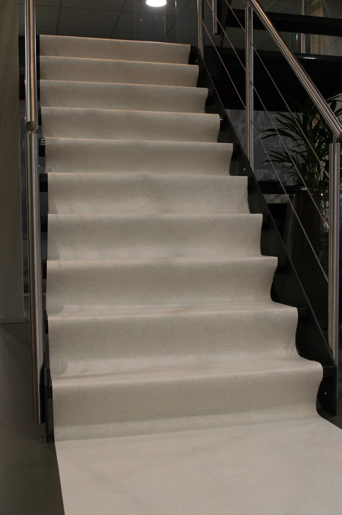 Een rol beige Perfect Cover beschermfolie, met zichtbare label en afmetingen, geschikt voor tafel- en meubelbescherming bij evenementen of huishoudelijke gebruik.