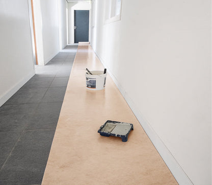 Een rol beige Perfect Cover beschermfolie, met duidelijke merkverpakking en gebruiksaanwijzingen, geschikt voor tijdelijke bescherming van meubels en vloeren tijdens renovaties of huishoudelijke werkzaamheden.