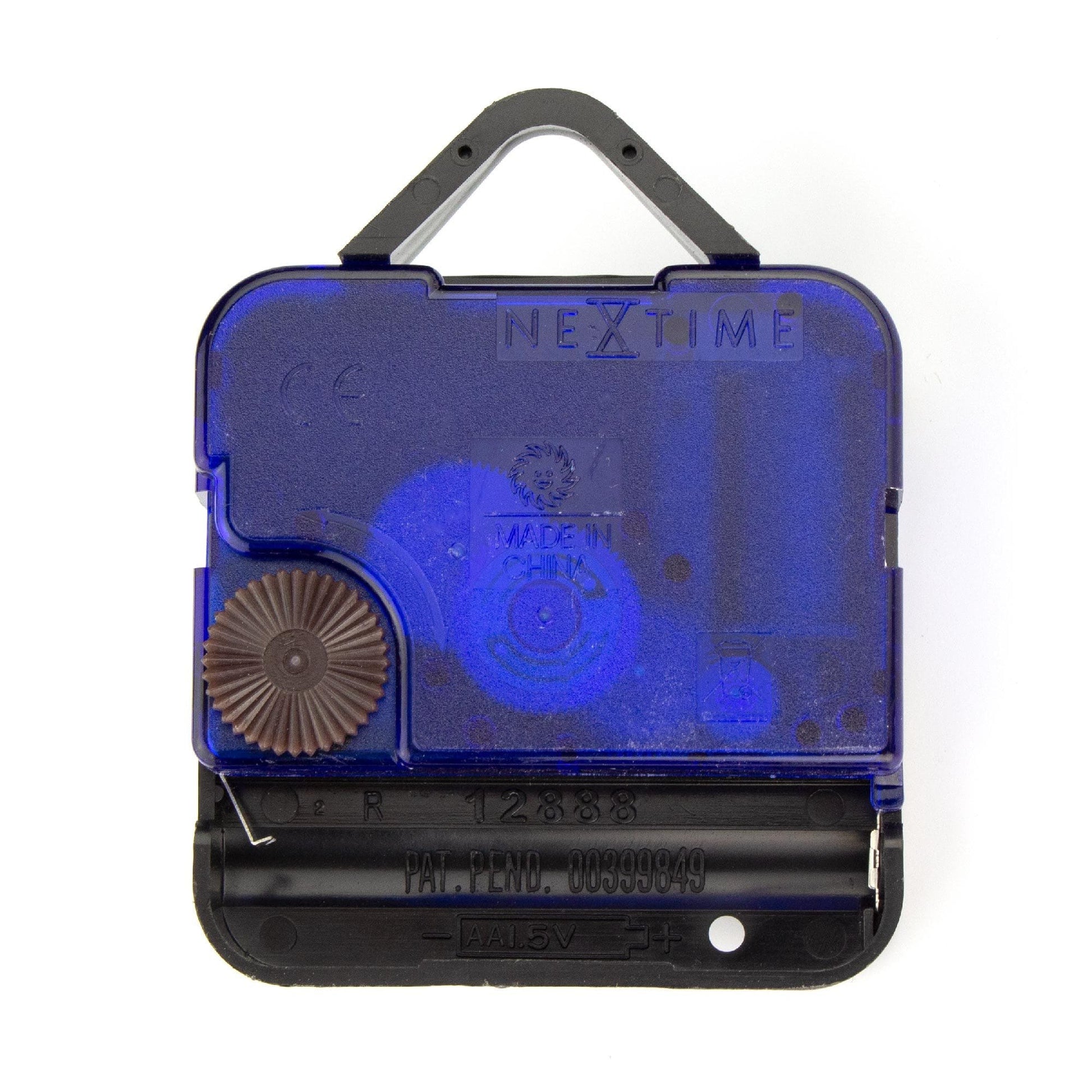 Zwart klokmechanisme met blauwe onderdelen en goudkleurige centrale as, voorzien van een zwarte knop. Geschikt voor het opzetten van wand- en tafelklokken.