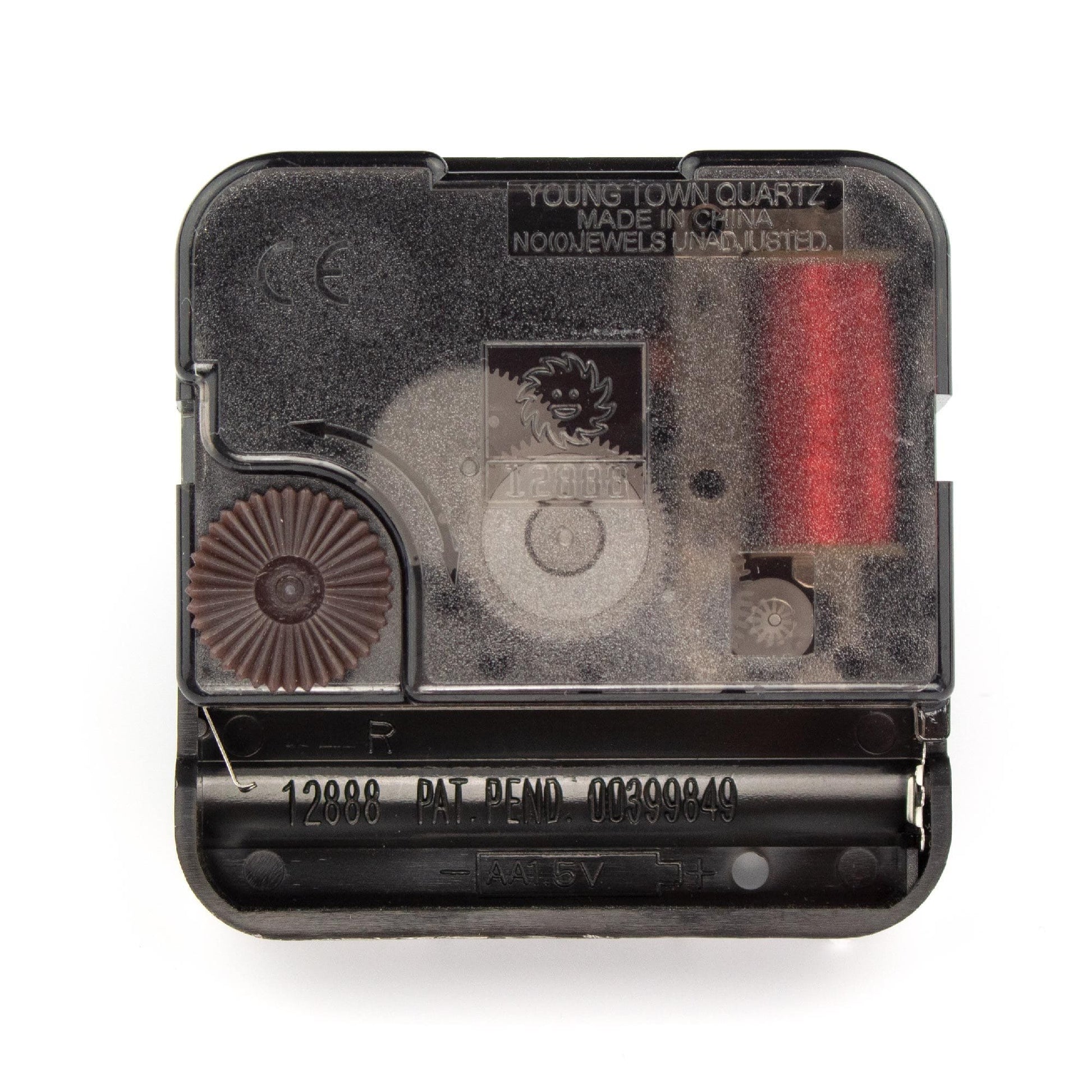 Zwart klokmechanisme met goudkleurige centrale as en metalen bevestigingsplaat, geschikt voor analoge wandklokken. Geschikt voor DIY-projecten en reparatie van oude klokken.