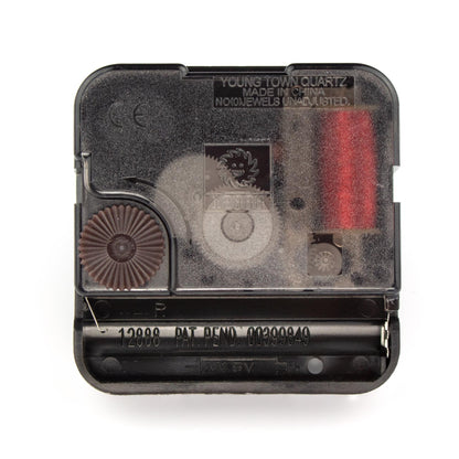 Zwart klokmechanisme met goudkleurige centrale as en metalen bevestigingsplaat, geschikt voor analoge wandklokken. Geschikt voor DIY-projecten en reparatie van oude klokken.