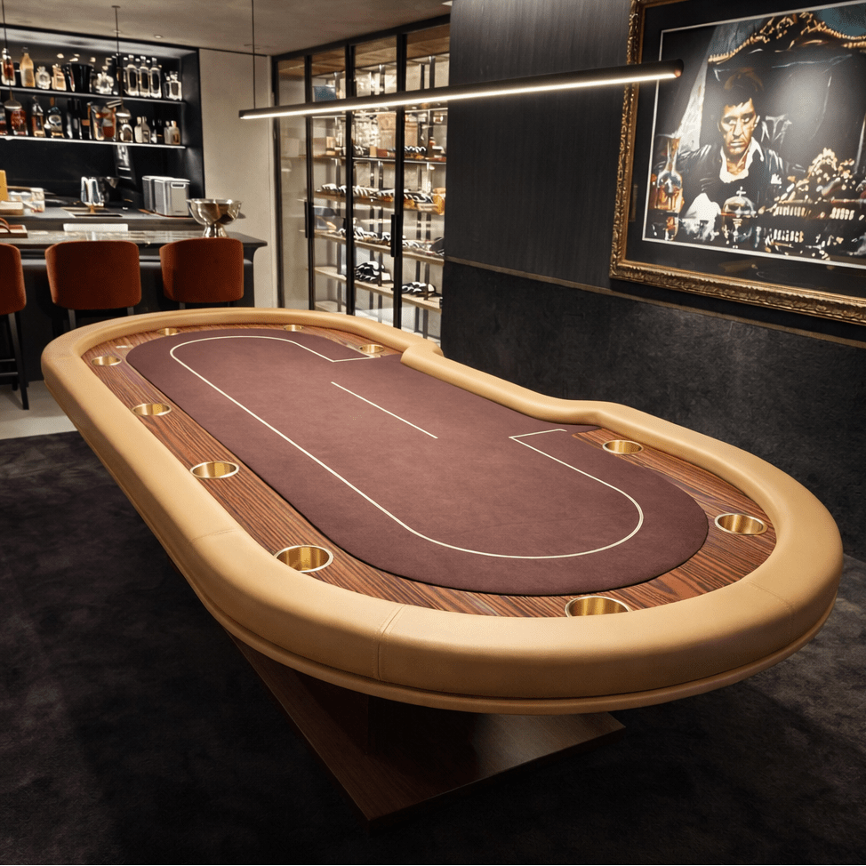 Elegante poker tafel met donkerbruin houten rand, glanzend goudkleurig frame en paarse speelvlak met witte lijnen. Modern design voor casino- of woonruimte gebruik.