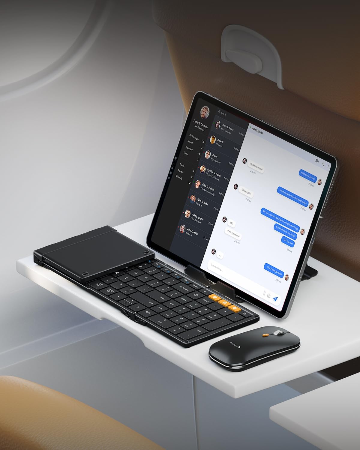 Zwart vouwbare toetsenbord met oranje functietoetsen, bijgeleverd met een compacte draagtas en een bijpassende draadloze muis, ideaal voor mobiele werking en reizen.