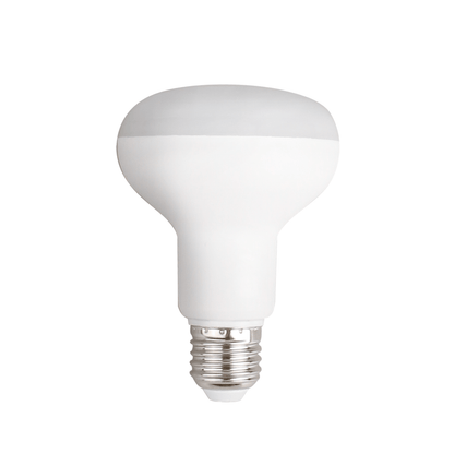Een witte, ronde LED-lamp met E27-schroefdraad, geschikt voor binnenverlichting. De lamp heeft een mat witte kap en een zilverkleurige metalen basis voor efficiënte en duurzame verlichting.
