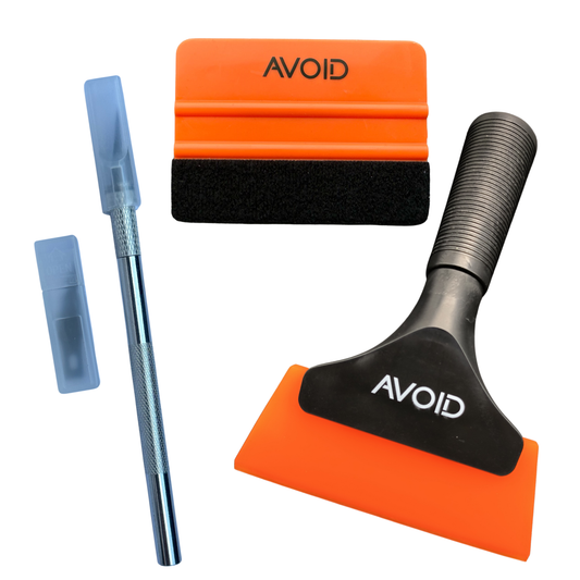 Oranje AVOID-schroefkruiser met zwarte rubberen rand en textuurde handvat, inclusief blauwe schroevendraaier en dop. Geschikt voor precisiewerkzaamheden en montage van elektronica.