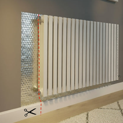 Zilverkleurige, opgevouwen isolatiemantel met hexagonaal patroon, naast een rol lichtgeel tape, geschikt voor thermische isolatie in koude omgevingen en transport.