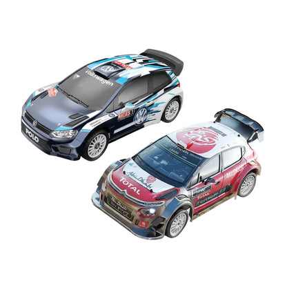 Een blauw-wit gestreepte Volkswagen Polo rallywagen in schaal 1:7, met zichtbare details zoals de 'NALES 1' sticker en de 120A sensorende brushless ES